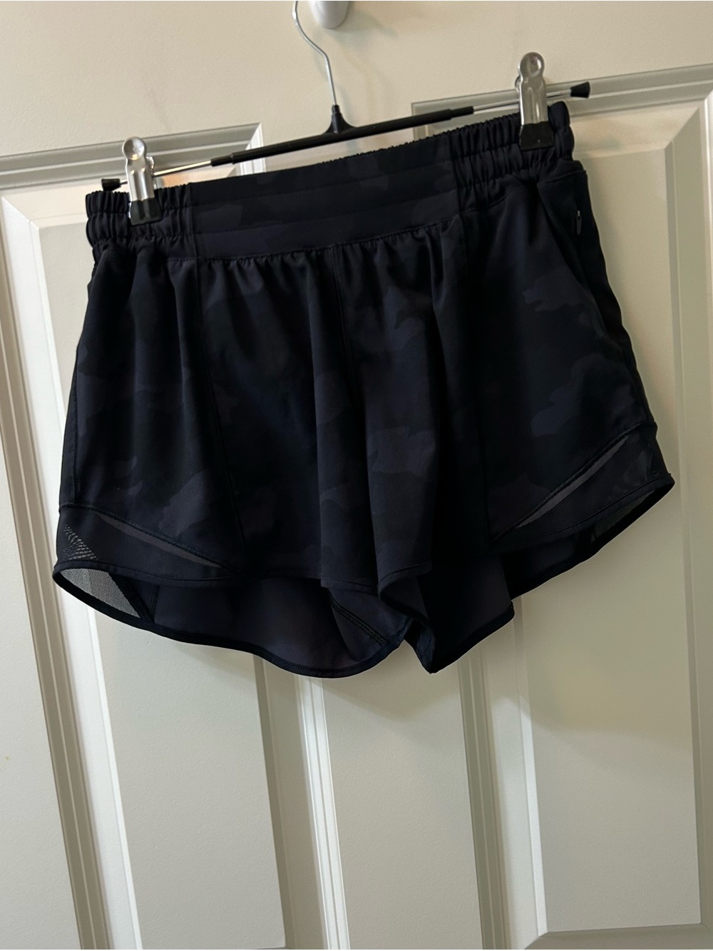 lululemon athletica Black Camo Hotty Hots Size 4 with 4 inch inseam - Picture 4 of 6